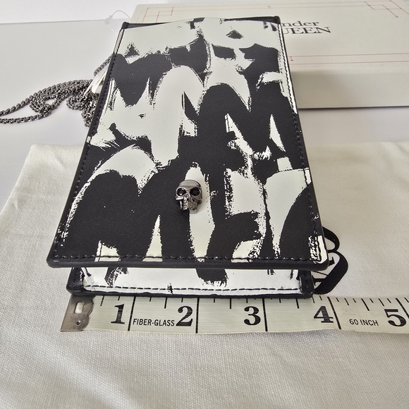 Alexander McQueen Skull Leather Phone-Case-On-Chain Black & White - Picture 7 of 10